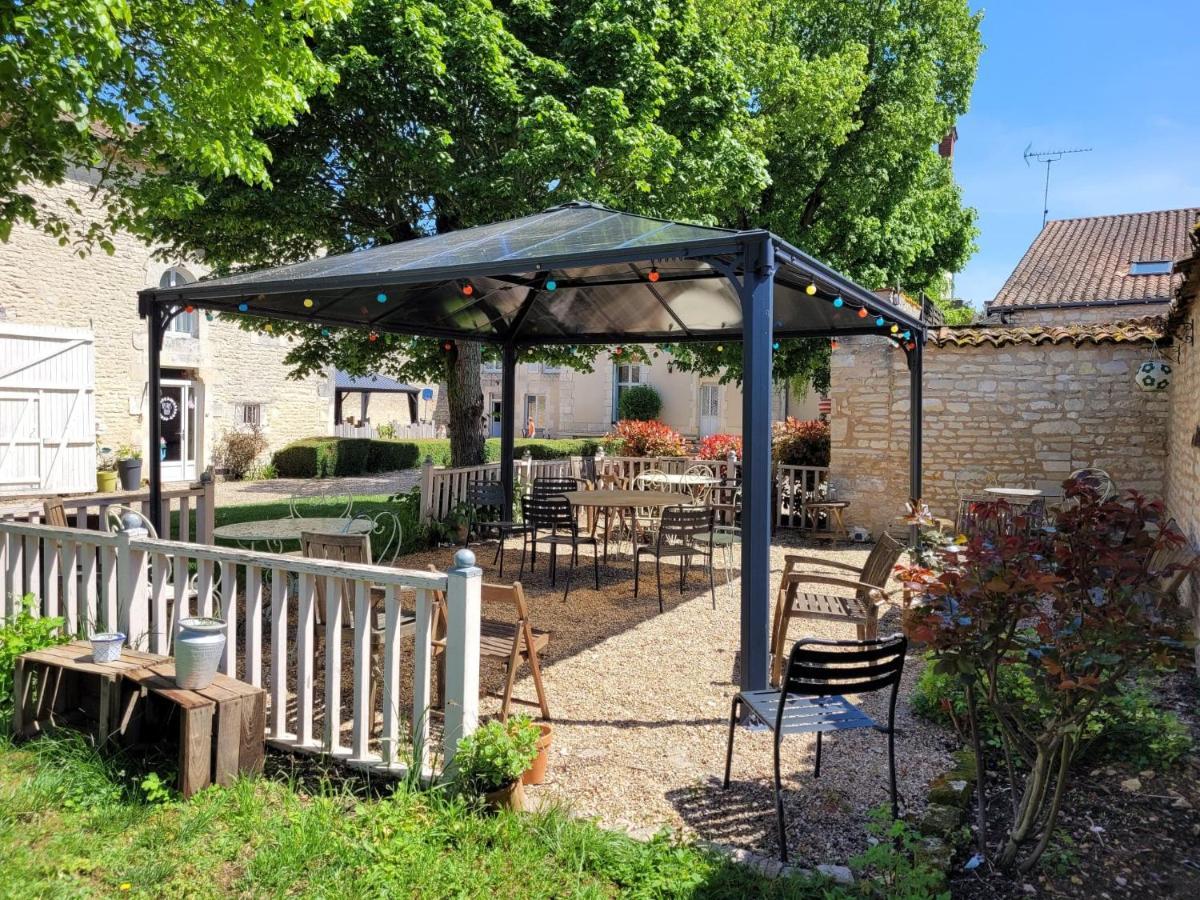 La Roseraie Neuville-de-Poitou Екстер'єр фото